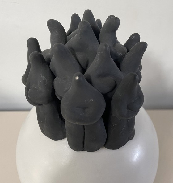 Bildhauerei mit schwarzen Figuren auf weißer Kugel, Keramik, Modern (Foto 4 von 7)