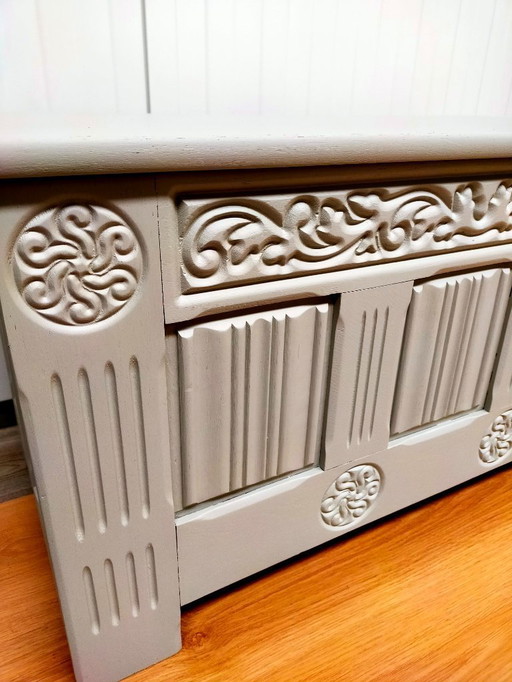 Baule porta coperte vintage con intaglio in legno