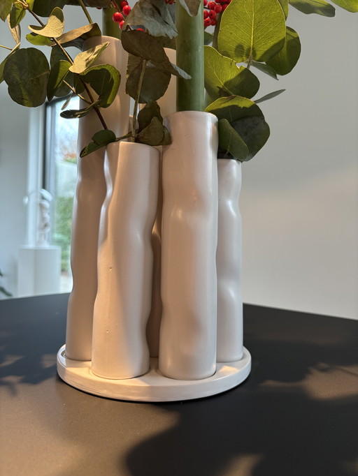 Vaso moderno in corallo bianco opaco, stile Japandi