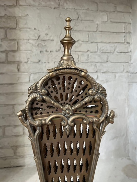 Image 1 of Parascintille in ottone vintage – stile Hollywood Regency, a forma di ventaglio e riccamente decorato