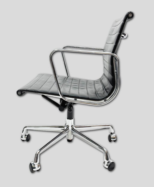 Vitra Aluminiumstuhl EA117 Schwarzes Leder
