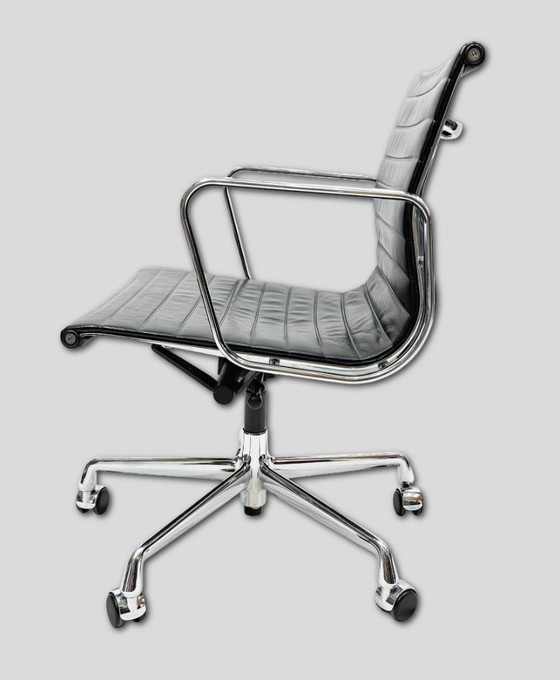 Image 1 of Vitra Aluminiumstuhl EA117 Schwarzes Leder