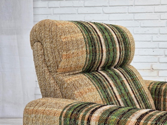 Image 1 of Fauteuil club danois des années 1980, par Nisbo Horsens, en laine d'ameublement.