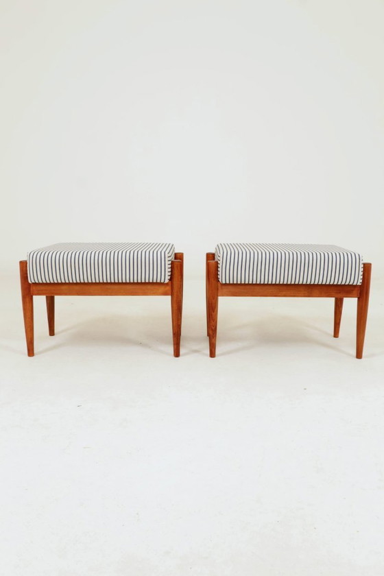 Image 1 of Poltrona in stile Mid-Century Modern con poggiapiedi in legno e tessuto di cotone a righe.