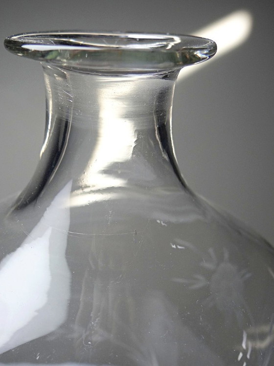 Image 1 of Kleine antieke Boheemse kristallen karaf met gegraveerde decoratie, begin 20e eeuw