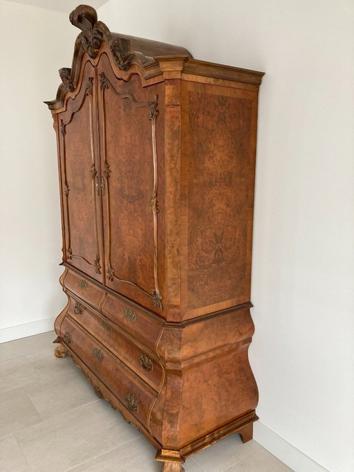 Beautiful classic walnut sideboard / crest cabinet