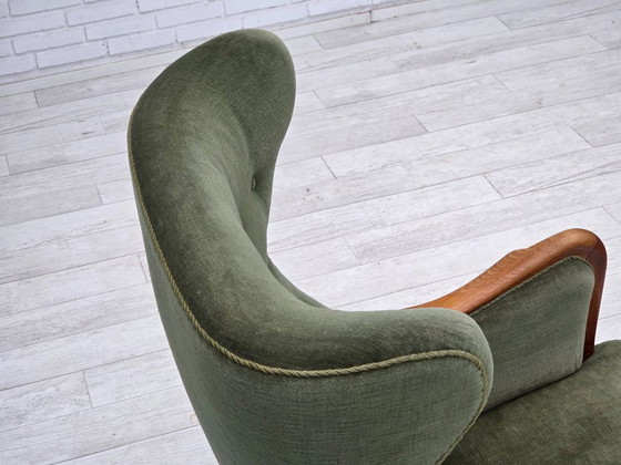 Image 1 of 1960er Jahre, dänischer Hochlehnersessel, grüner Möbelvelours, Teakholz.