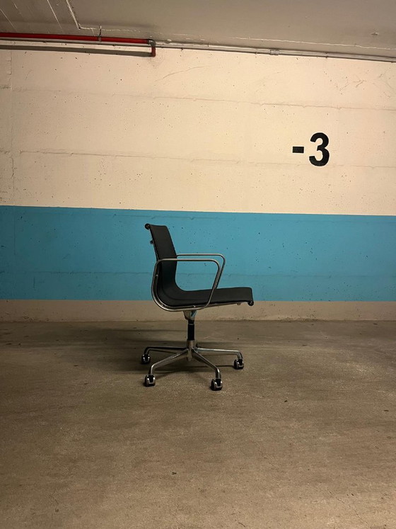 Silla de oficina giratoria, negra y plateada, Eames, Sillas de oficina, Metal, Textil, Negro (foto 2 de 8)
