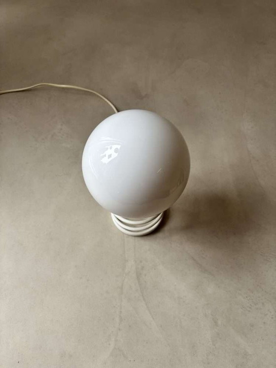 Image 1 of Minimalistische spiraal tafellamp jaren 80 met melkglas kap