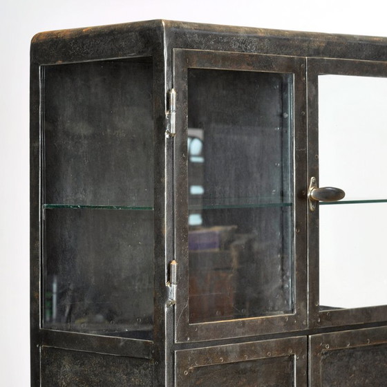 Antique industrial metal display cabinet, circa 1920 – Glass, Vintage (photo 5 of 13)