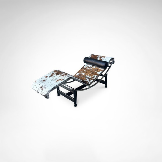Image 1 of Chaise longue double LC4 en peau de poney, conçue par Le Corbusier pour Cassina dans les années 1990.
