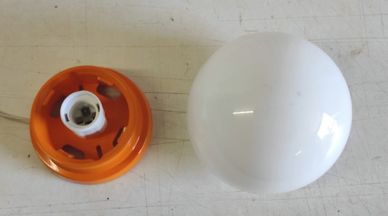 Image 1 of Decken- oder Wandleuchte aus orangefarbenem ABS mit opalisierendem Glaskolben – 1970er Jahre