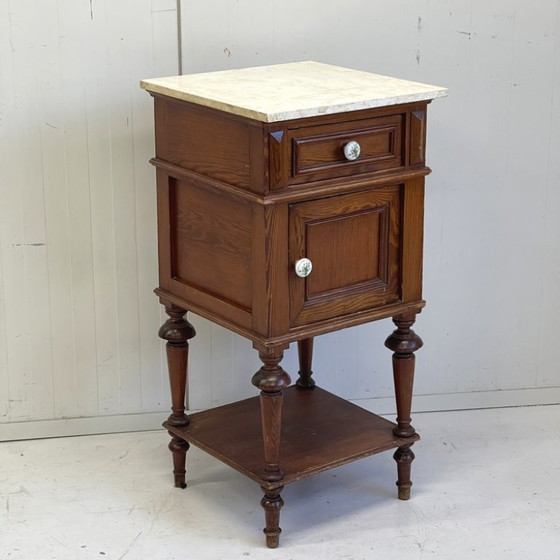 Image 1 of Table de chevet ancienne française chinée, meuble d'entrée en chêne avec plateau en marbre