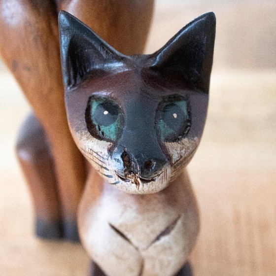 Image 1 of Ensemble vintage de chats siamois en bois sculptés à la main : deux figurines de chats de style art populaire