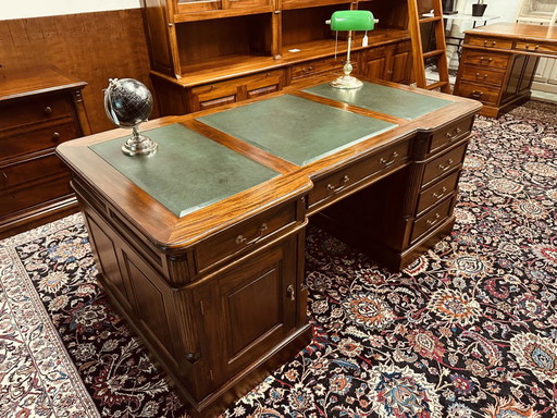 Chesterfield Bureau Partner Desk