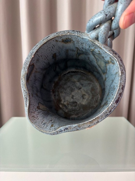 Keramische kan met gevlochten handvat en reliëffiguren, Decoratieve objecten, Keramiek, Blauw, Rustic (foto 5 van 11)
