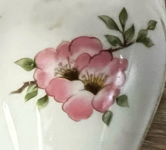 Image 1 of Pequeña jarra de leche/cremera con motivo de rosa mosqueta en porcelana del siglo XX
