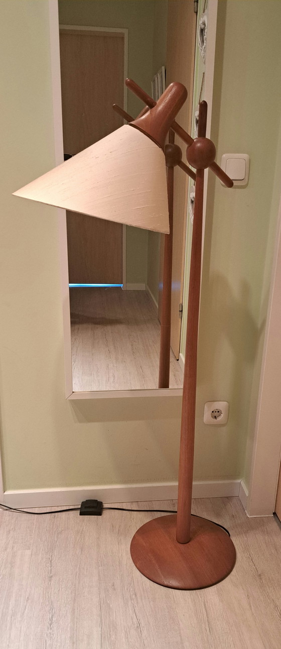 Image 1 of Lámpara de pie Dyrlund de teca – Diseño original danés de mediados de siglo