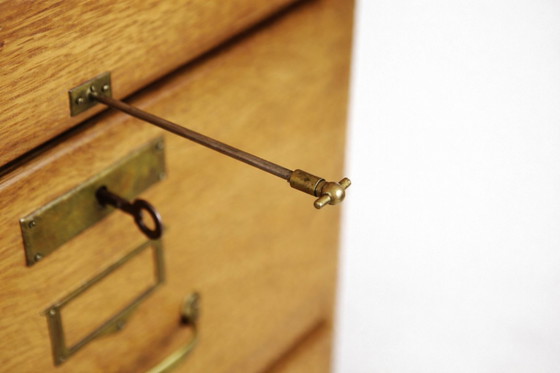 Image 1 of Mobiletto portadocumenti vintage industriale in rovere inglese con cassetti, anni '20