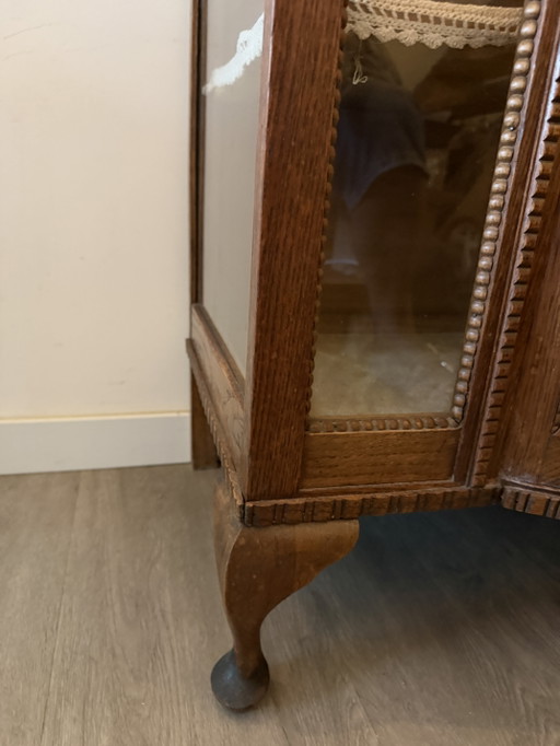 Antiek vitrinekastje met gebogen glas
