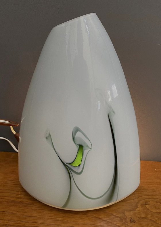 Image 1 of Witte en groene glazen vaas uit de Pomax Hom-collectie