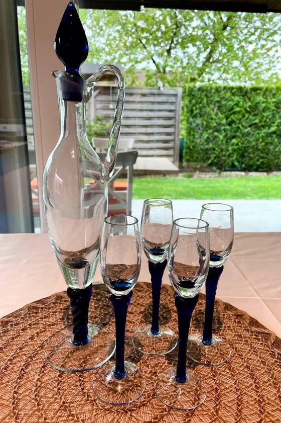 Image 1 of Carafe en verre vintage avec 4 verres – Service à liqueur à pied bleu – Articles de bar style années 50