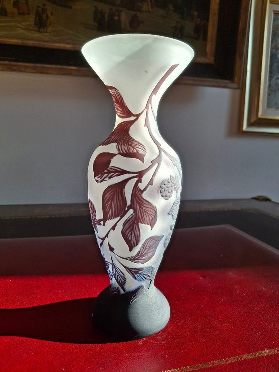 Image 1 of Vase aus mehrschichtigem, säuregeätztem Glas, signiert, Höhe 25,2 cm, Violett-/Aubergine-Töne