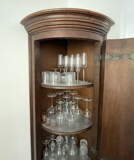 Mobile angolare antico olandese in stile Biedermeier in mogano con frontale imponente (circa 1850) (photo 3 of 6)