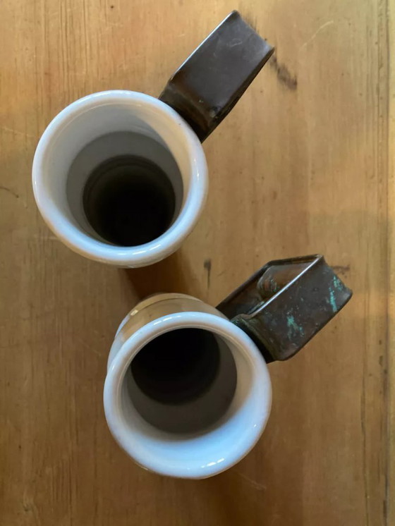 Image 1 of Chocoladepotten in bistrostijl van vuurvast porselein met koperen handvatten, eind 19e eeuw.