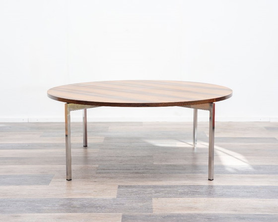 Image 1 of Table basse ronde des années 1970, au grain d'une beauté remarquable.