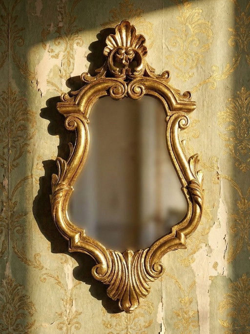 Specchio da parete vintage in stile rococò dorato, Italia, circa 1950-1970, legno e stucco dorato.