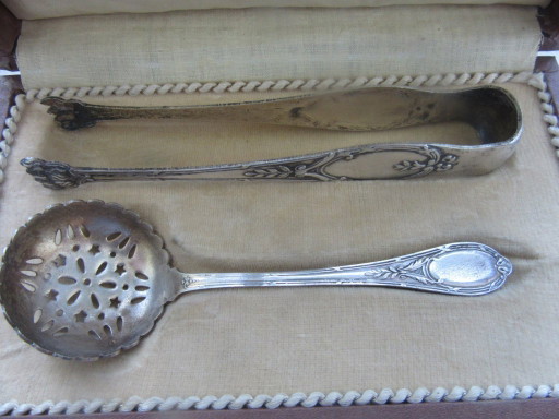 Versilberte Zuckerzange und Zuckersieb, durchbrochener Löffel mit Schlitzen, Antik/Jugendstil, in alter Schachtel, nicht origina