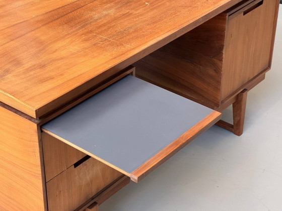 Image 1 of Elegante escritorio de mediados de siglo en nogal, década de 1960.
