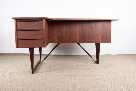 Image 1 of Scrivania danese a forma di "boomerang" in teak e ottone, disegnata da Peter Lovig Nielsen nel 1968.