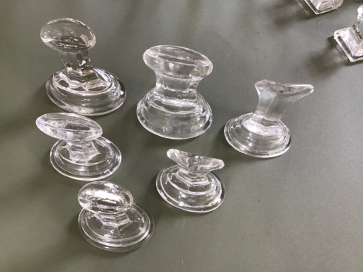 Unieke Set Antieke Persglazen Etalagematerialen (59-delig) – ca. 1920-1930