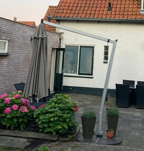 Image 1 of India  zilver alu taupe kleurige verstelbare zweefparasol met zware voet