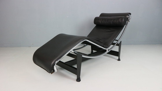 Image 1 of Black leather LC4 chaise longue by Le Corbusier for Cassina, 1980s