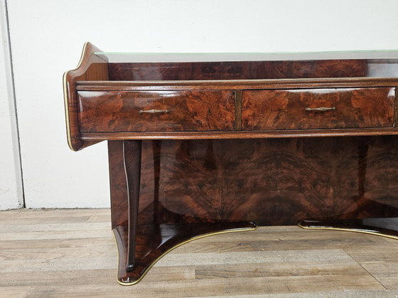 Image 1 of Tocador de madera de raíz con estante doble de cristal.