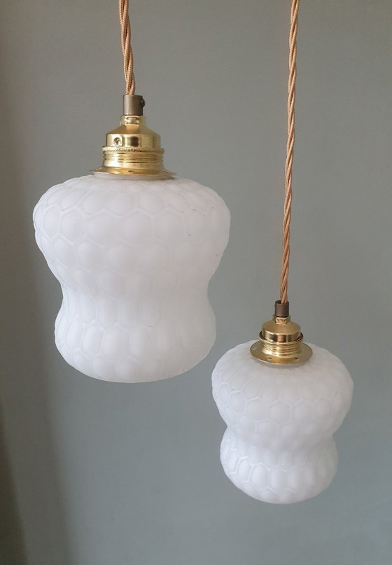 Image 1 of Lampada a sospensione vintage - vetro opalino bianco con trama a nido d'ape