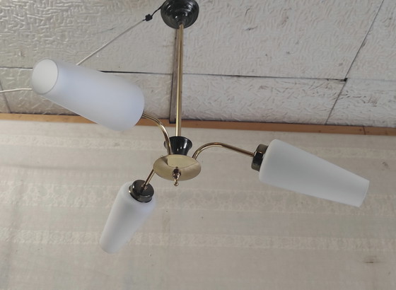 Image 1 of Dreiflammiger Messing-Kronleuchter mit Opalglasschirmen – 1950er/60er Jahre