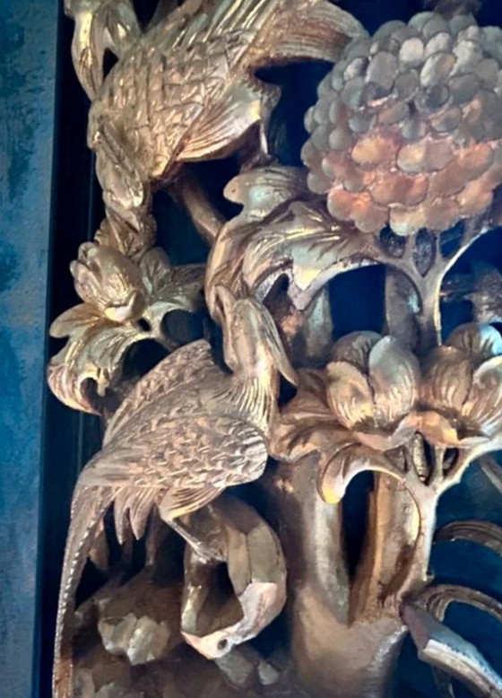 Image 1 of Haut-relief chinois en bois sculpté et doré – Décor d’oiseaux et fleurs – Art asiatique XXe siècle