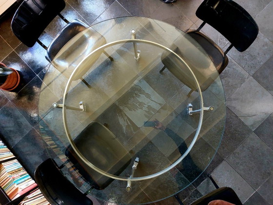 Image 1 of Mesa de comedor Diade Tio: redonda, con patas de cristal y acero inoxidable.