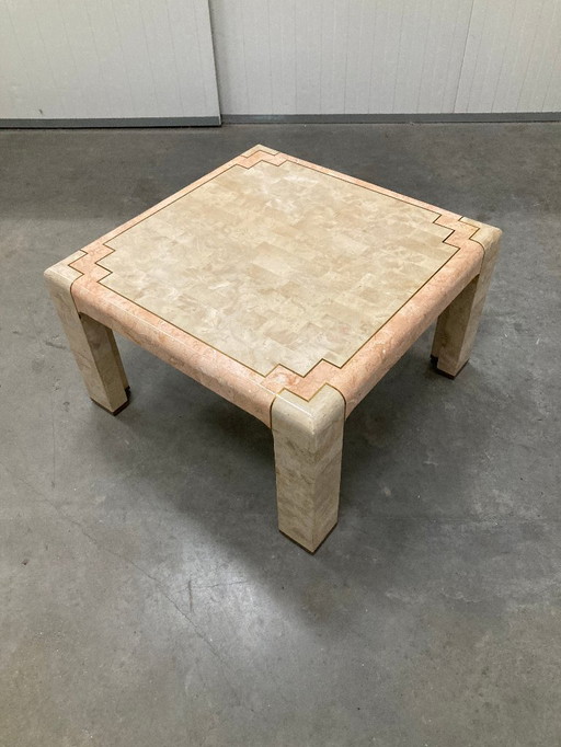 Marmeren salontafel uit de jaren '80, met mozaïekpatroon, gebroken wit en zalmkleur met messing accenten.