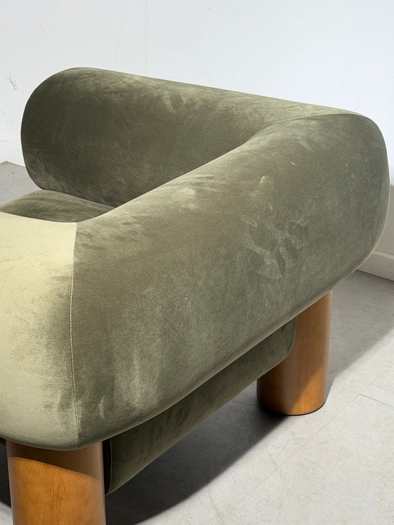 Fauteuil lounge sculptural vert olive avec pieds en bois (photo 7 sur 9)