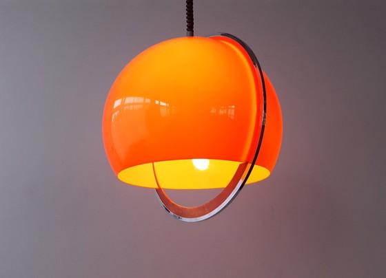 Image 1 of Oranje plexiglazen vintage hanglamp met trekpendel en handvat van chroom en hout, 70s lamp