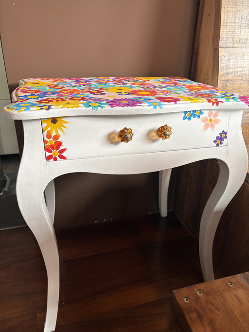 Unieke bijzettafel met handgeschilderde bloemen