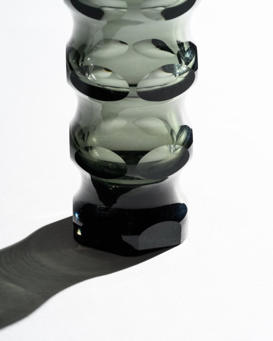 Image 1 of Geometrische brutaliteit in handgesneden glas. Oost-Duitse ateliervaas, ca. jaren 70, DDR.