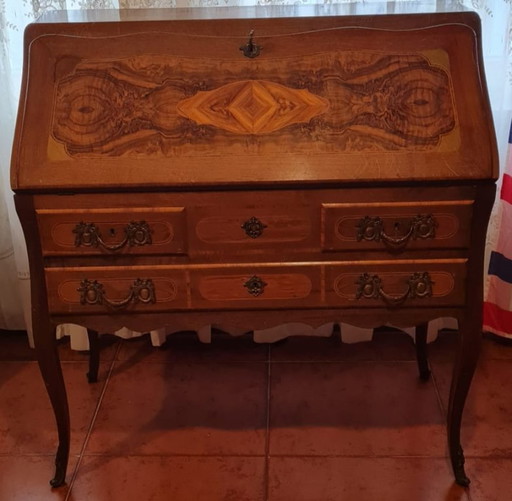 Escritorio estilo Luis XV con marquetería fina y carpintería de cola de milano