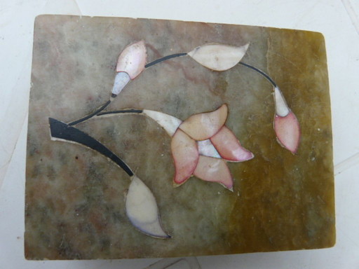 Schmuckkästchen aus grünem Onyx mit Intarsien aus Marmor und Perlmutt