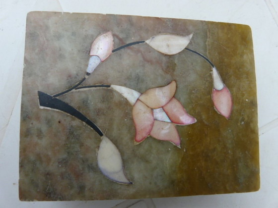 Image 1 of Schmuckkästchen aus grünem Onyx mit Intarsien aus Marmor und Perlmutt